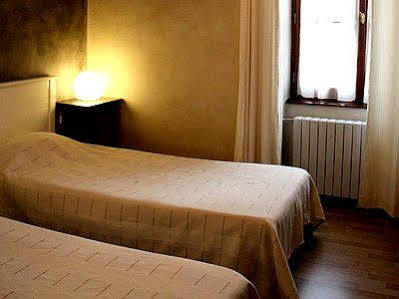 Logis Hotel De La Paix - Турню Экстерьер фото