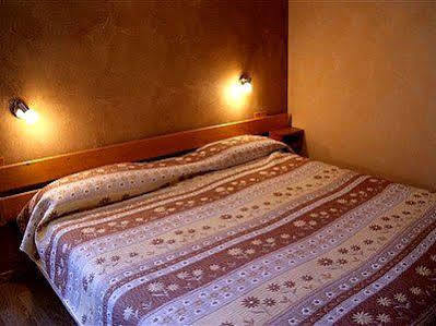 Logis Hotel De La Paix - Турню Экстерьер фото